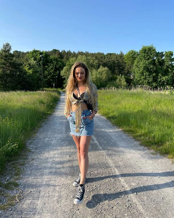 Głęboki dekolt i bielizna czarują! Paulina Banaszek Energy Girls - Oto zdjęcia, które wstrząsnęły fanami! Zobacz, jak artystka odkrywa swoją gorącą stronę!