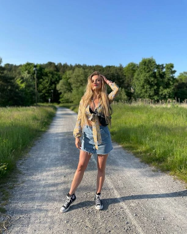 Głęboki dekolt i bielizna czarują! Paulina Banaszek Energy Girls - Oto zdjęcia, które wstrząsnęły fanami! Zobacz, jak artystka odkrywa swoją gorącą stronę!