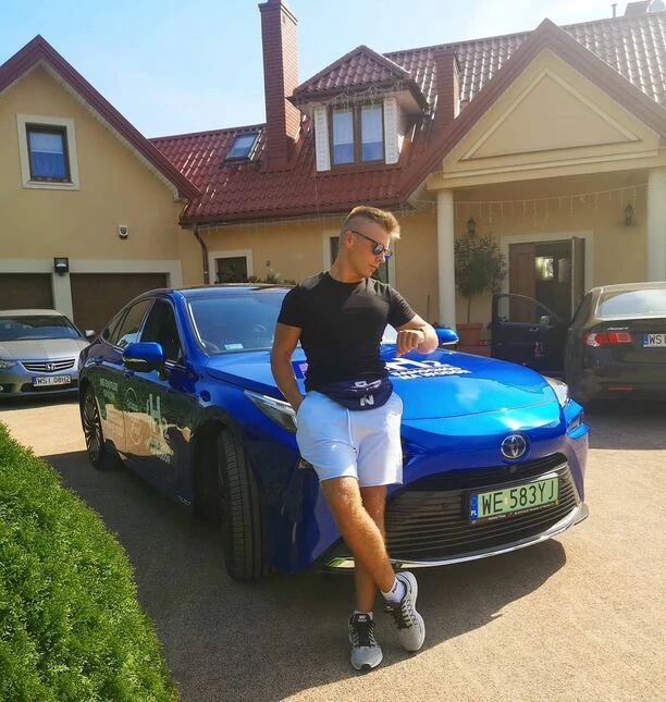 Popularny wokalista disco polo rozgrzał swoje fanki! Gorące komentarze pod zdjęciem!