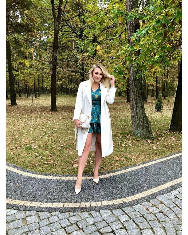 Niezwykle piękna gwiazdeczka disco polo odsłoniła zgrabne nogi! Gorące kadry rozpalają zmysły!