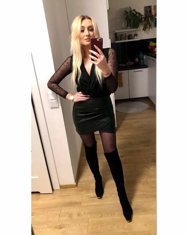 Niezwykle piękna gwiazdeczka disco polo odsłoniła zgrabne nogi! Gorące kadry rozpalają zmysły!