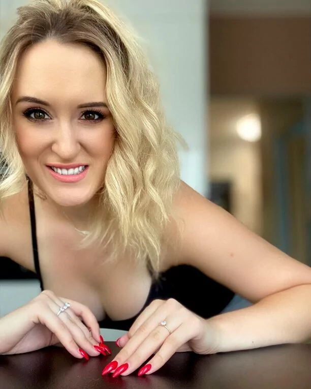 W sieci zawrzało! Śliczna wokalistka disco polo odważnie odsłoniła dekolt!