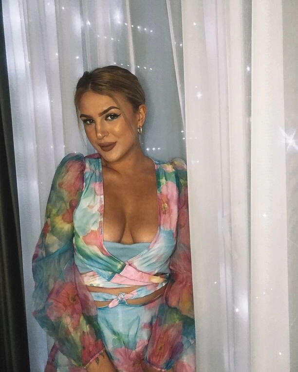 Aleksandra Falkowska, młoda gwiazda disco polo, olśniewa w kolorowej kreacji z głębokim dekoltem! ZDJĘCIA!