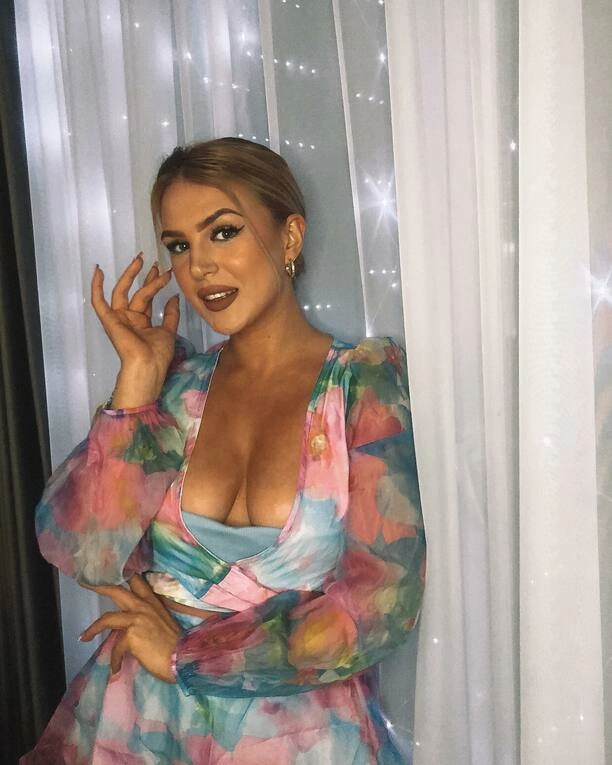 Aleksandra Falkowska, młoda gwiazda disco polo, olśniewa w kolorowej kreacji z głębokim dekoltem! ZDJĘCIA!