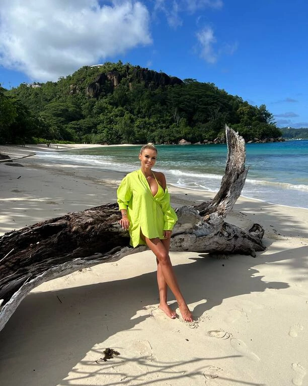Seszele opanowane przez polską gwiazdę disco polo! Zobacz, jak Monika Chwajoł zaskakuje w skąpym bikini i wygląda niczym Pamela Anderson!