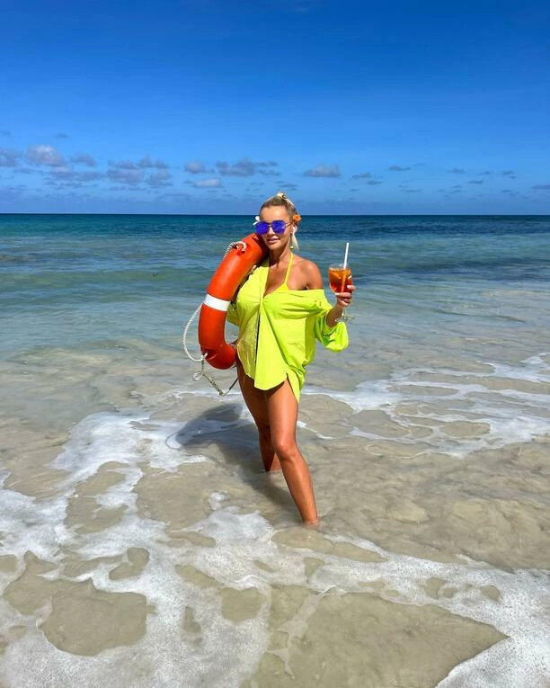 Seszele opanowane przez polską gwiazdę disco polo! Zobacz, jak Monika Chwajoł zaskakuje w skąpym bikini i wygląda niczym Pamela Anderson!