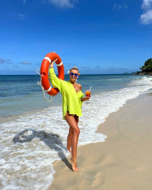 Seszele opanowane przez polską gwiazdę disco polo! Zobacz, jak Monika Chwajoł zaskakuje w skąpym bikini i wygląda niczym Pamela Anderson!