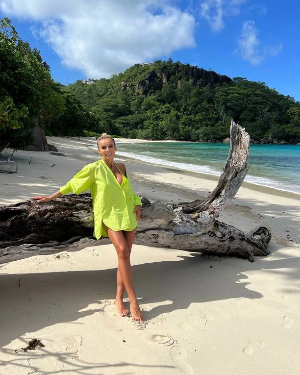 Seszele opanowane przez polską gwiazdę disco polo! Zobacz, jak Monika Chwajoł zaskakuje w skąpym bikini i wygląda niczym Pamela Anderson!