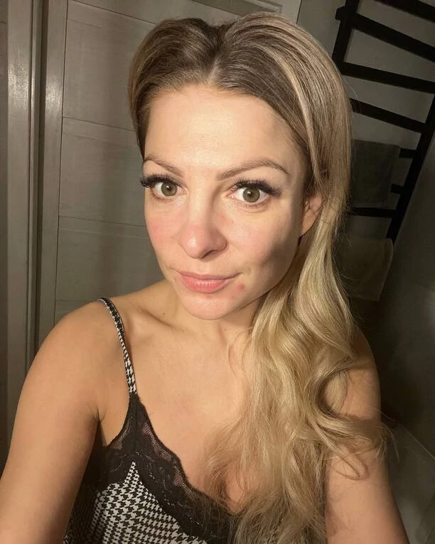 Magdalena Narożna bez makijażu - tak naprawdę wygląda liderka zespołu Piękni i Młodzi