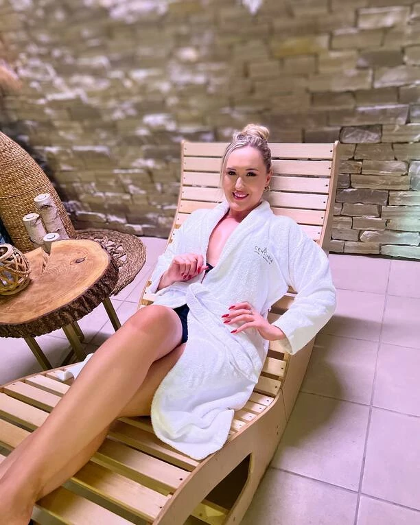 Piękna wokalistka disco polo w samym szlafroku! Gorący kadr podbija internet! Co na to fani?! 