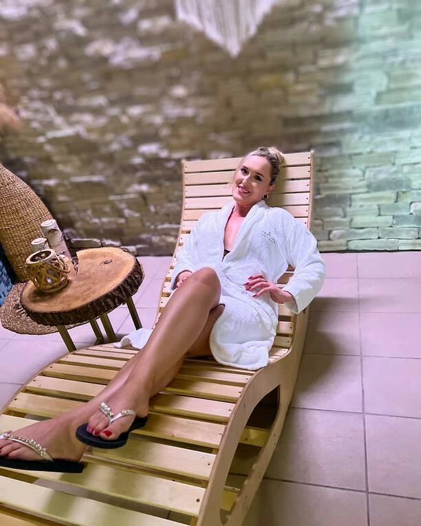 Piękna wokalistka disco polo w samym szlafroku! Gorący kadr podbija internet! Co na to fani?! 