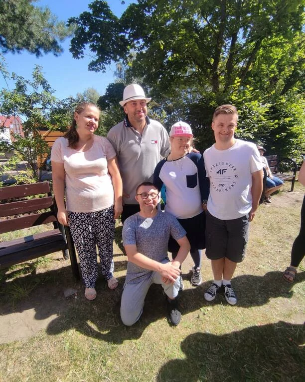 Marcin Miller Boys z wizytą w Domu Pomocy Społecznej w Kołobrzegu! Gwiazdor disco polo pokazał wielkie serce [Zdjęcia]