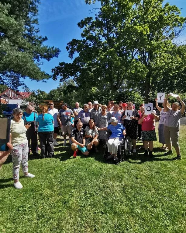 Marcin Miller Boys z wizytą w Domu Pomocy Społecznej w Kołobrzegu! Gwiazdor disco polo pokazał wielkie serce [Zdjęcia]