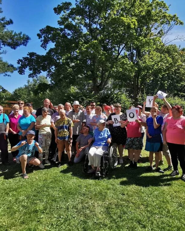 Marcin Miller Boys z wizytą w Domu Pomocy Społecznej w Kołobrzegu! Gwiazdor disco polo pokazał wielkie serce [Zdjęcia]