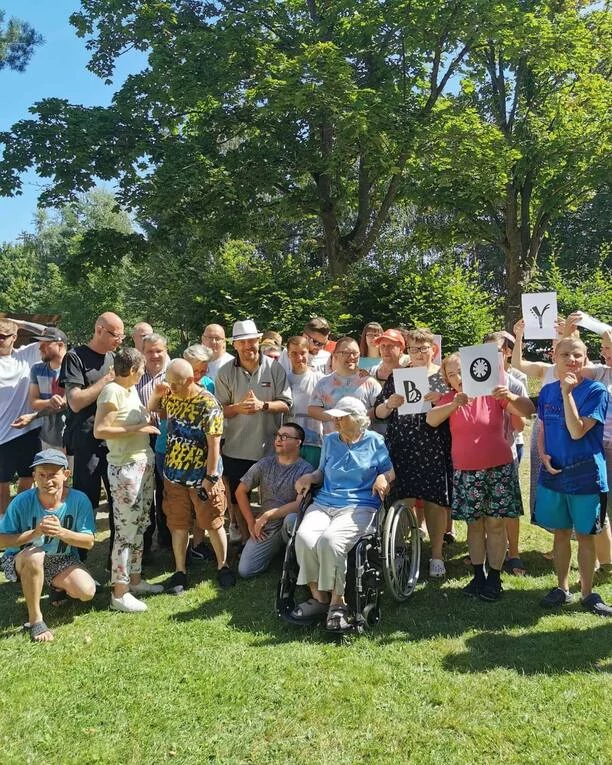 Marcin Miller Boys z wizytą w Domu Pomocy Społecznej w Kołobrzegu! Gwiazdor disco polo pokazał wielkie serce [Zdjęcia]