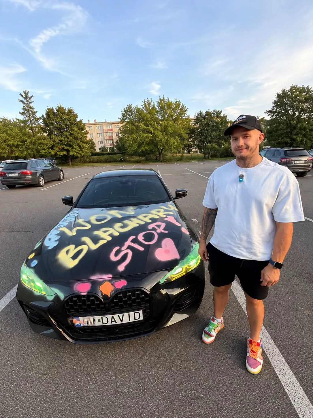 Zniszczone auto Dawida Narożnego?! Ktoś pomalował samochód warty kilkaset tysięcy złotych!