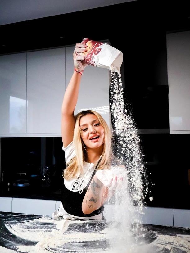 Gwiazda teledysków disco polo identyczna jak Wersow! Iga Kozińska wystąpiła w najnowszym hicie zespołu Menelaos