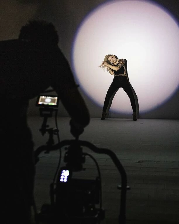 Magda Narożna wygina się na planie teledysku do nowości „Coraz Bliżej„! Piękni i Młodzi szykują premierę jakiej jeszcze nie było! 