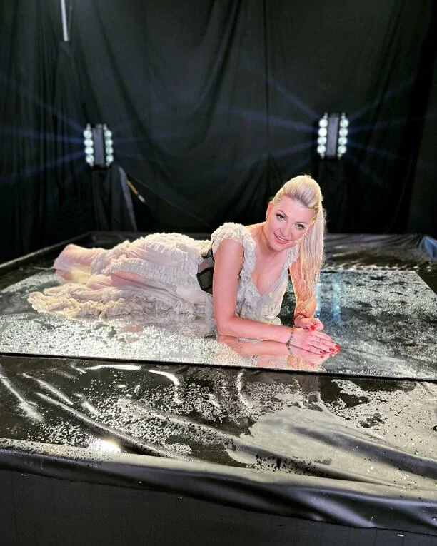 Magda Narożna wygina się na planie teledysku do nowości „Coraz Bliżej„! Piękni i Młodzi szykują premierę jakiej jeszcze nie było! 