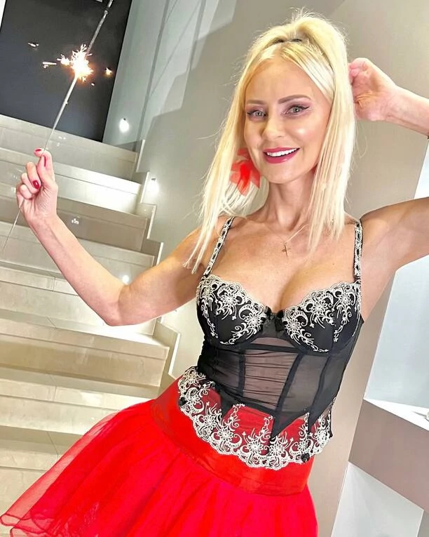 Piersi na wierzchu?! Znana wokalistka kusi na domówce w przezroczystym TOPIE! Co za widoki! 