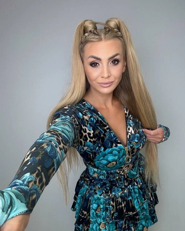 Joanna Narożna z zespołu Piękni i Młodzi zachwyca uśmiechem i nową stylizacją – fani oszaleli na punkcie jej turkusowego kombinezonu

