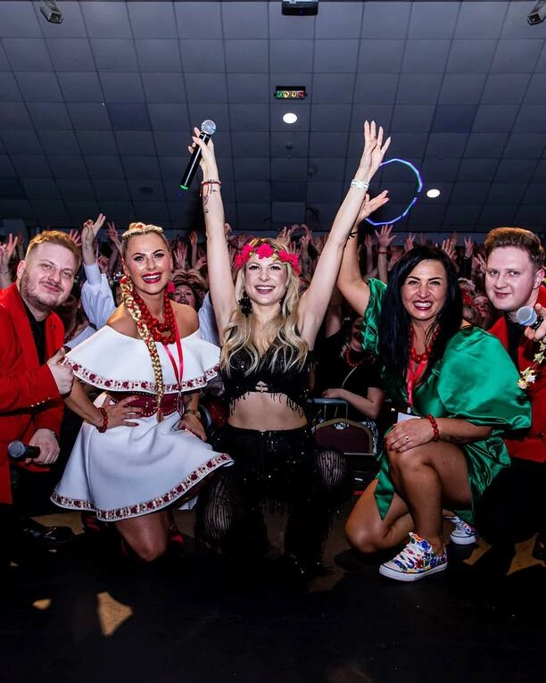 Magda Narożna Piękni i Młodzi szokuje stylizacją - odsłoniła za dużo? Gwiazda disco polo nie boi się eksperymentować z modą! 