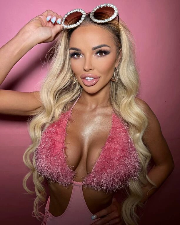 Głęboki dekolt i wygląd niczym barbie! Zobaczcie przepiękną gwiazdę disco polo!