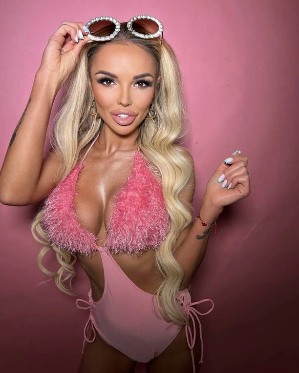 Głęboki dekolt i wygląd niczym barbie! Zobaczcie przepiękną gwiazdę disco polo!