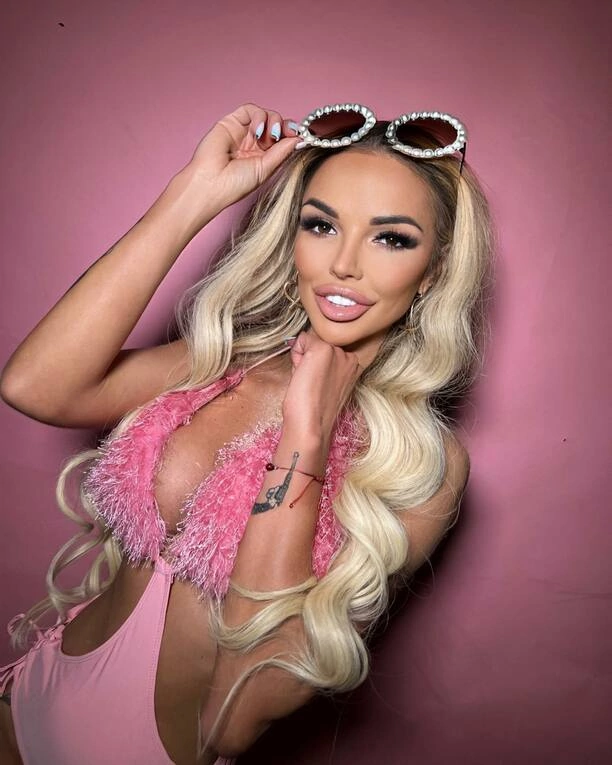 Głęboki dekolt i wygląd niczym barbie! Zobaczcie przepiękną gwiazdę disco polo!