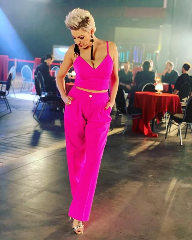 Magda Narożna w szalenie zmysłowym wydaniu! Ciężko oderwać wzrok od dekoltu królowej disco polo!