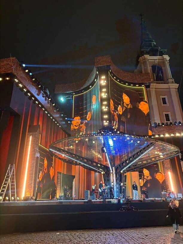 Sylwestrowa Moc Przebojów 2024: niezwykła scena na toruńskim rynku przyciąga uwagę
