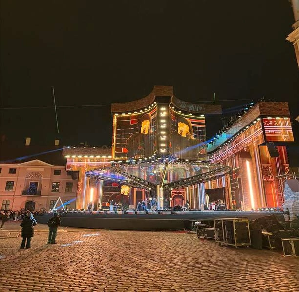 Sylwestrowa Moc Przebojów 2024: niezwykła scena na toruńskim rynku przyciąga uwagę