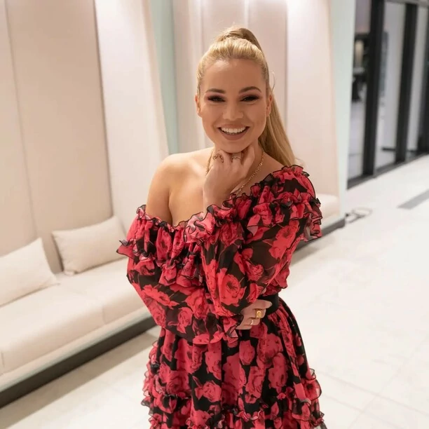 Głęboki dekolt gwiazdy disco polo! Sylwia Morcinek Weź nie pytaj - zaskakuje stylizacją w klubie!