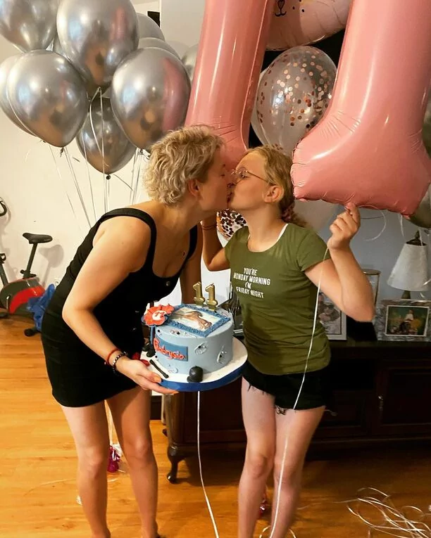 Magdalena Narożna (Piękni i Młodzi) świętuje urodziny córki! Gwiazda zorganizowała dla Niej wspaniałe przyjęcie z wielkim tortem i balonami! 