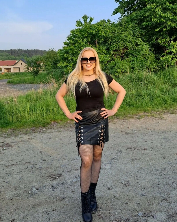 Ela Kliś wokalistka Piękni i Młodzi zachwyca w sieci! Zobaczcie jak prezentuje się artystka disco polo na nowych zdjęciach!