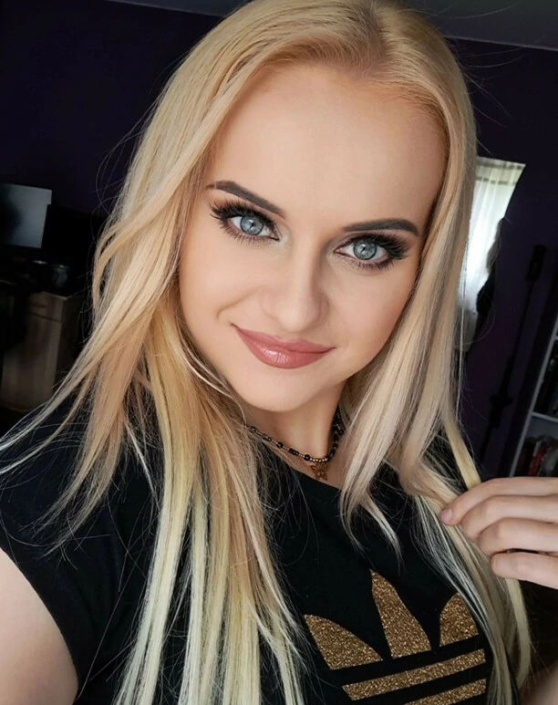 Ela Kliś wokalistka Piękni i Młodzi zachwyca w sieci! Zobaczcie jak prezentuje się artystka disco polo na nowych zdjęciach!