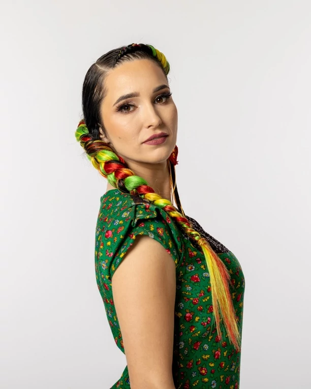 Gorące zdjęcia! Emilia Sanecka z zespołu Daj to Głośniej w wakacyjnej odsłonie! Piękna gwiazda disco polo wygląda jak znana modelka zza oceanu?!