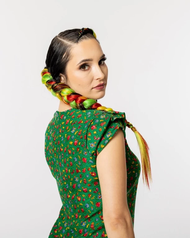 Gorące zdjęcia! Emilia Sanecka z zespołu Daj to Głośniej w wakacyjnej odsłonie! Piękna gwiazda disco polo wygląda jak znana modelka zza oceanu?!