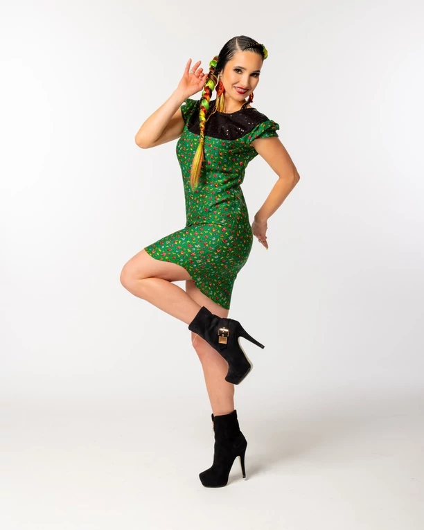 Gorące zdjęcia! Emilia Sanecka z zespołu Daj to Głośniej w wakacyjnej odsłonie! Piękna gwiazda disco polo wygląda jak znana modelka zza oceanu?!