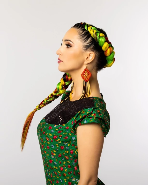 Gorące zdjęcia! Emilia Sanecka z zespołu Daj to Głośniej w wakacyjnej odsłonie! Piękna gwiazda disco polo wygląda jak znana modelka zza oceanu?!