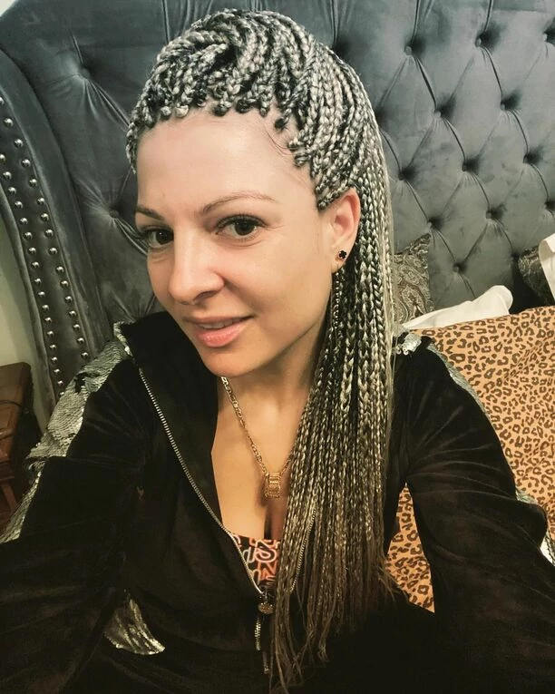 ”WOW, Ogień” - nowa fryzura Magdy Narożnej Piękni i Młodzi zszokowała wszystkich! Metamorfozę wokalistki skomentowała nawet gwiazda filmu 365 dni! 