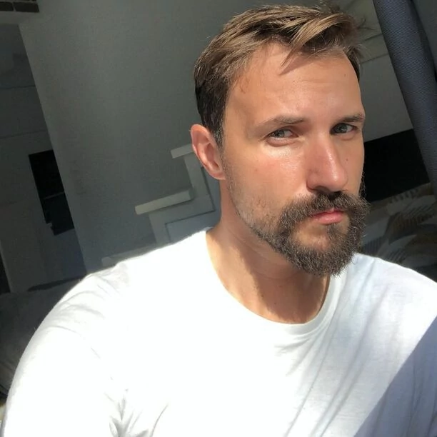 Co za zmiana! Ten detal zmienił twarz popularnego wokalisty disco polo! Metamorfozę skomentowała nawet Magda Narożna!