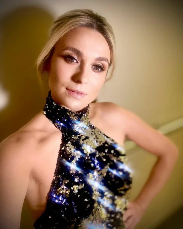 Żona Sławomira włożyła odważną cekinowa suknię! Kajra zniewala urodą i stylizacją! Pod zdjęciem zawrzało! 