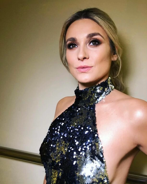 Żona Sławomira włożyła odważną cekinowa suknię! Kajra zniewala urodą i stylizacją! Pod zdjęciem zawrzało! 