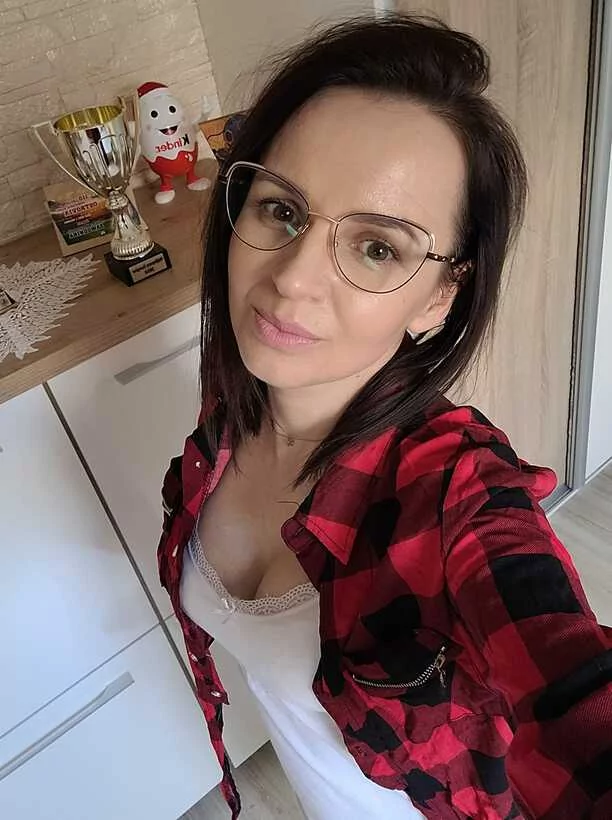 Odsłonięty biust oraz okulary gwiazdy disco polo! To prawdziwa gorąca mamuśka!