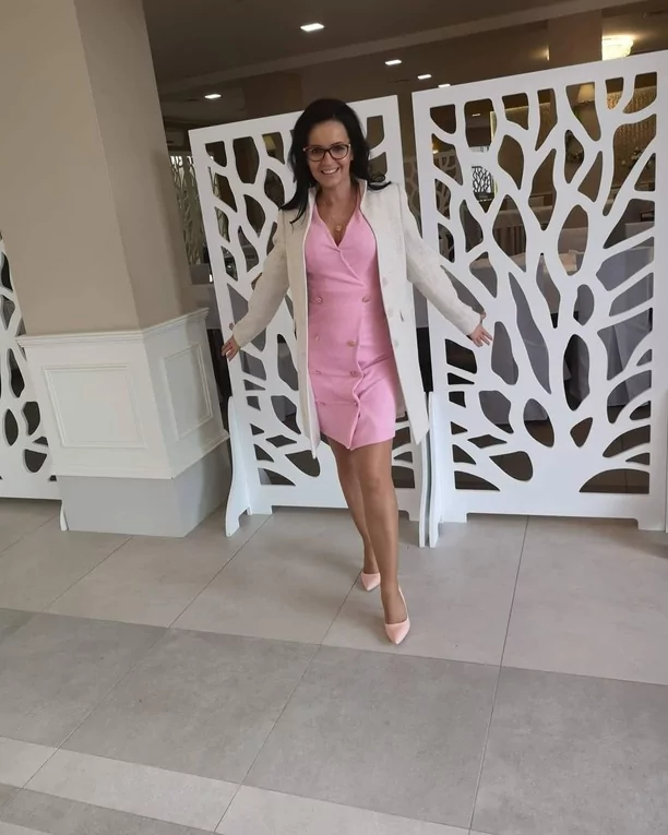 Odsłonięty biust oraz okulary gwiazdy disco polo! To prawdziwa gorąca mamuśka!