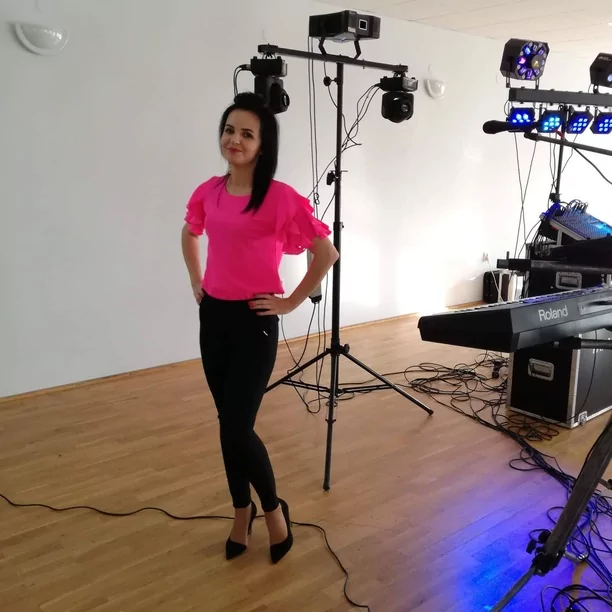 Odsłonięty biust oraz okulary gwiazdy disco polo! To prawdziwa gorąca mamuśka!