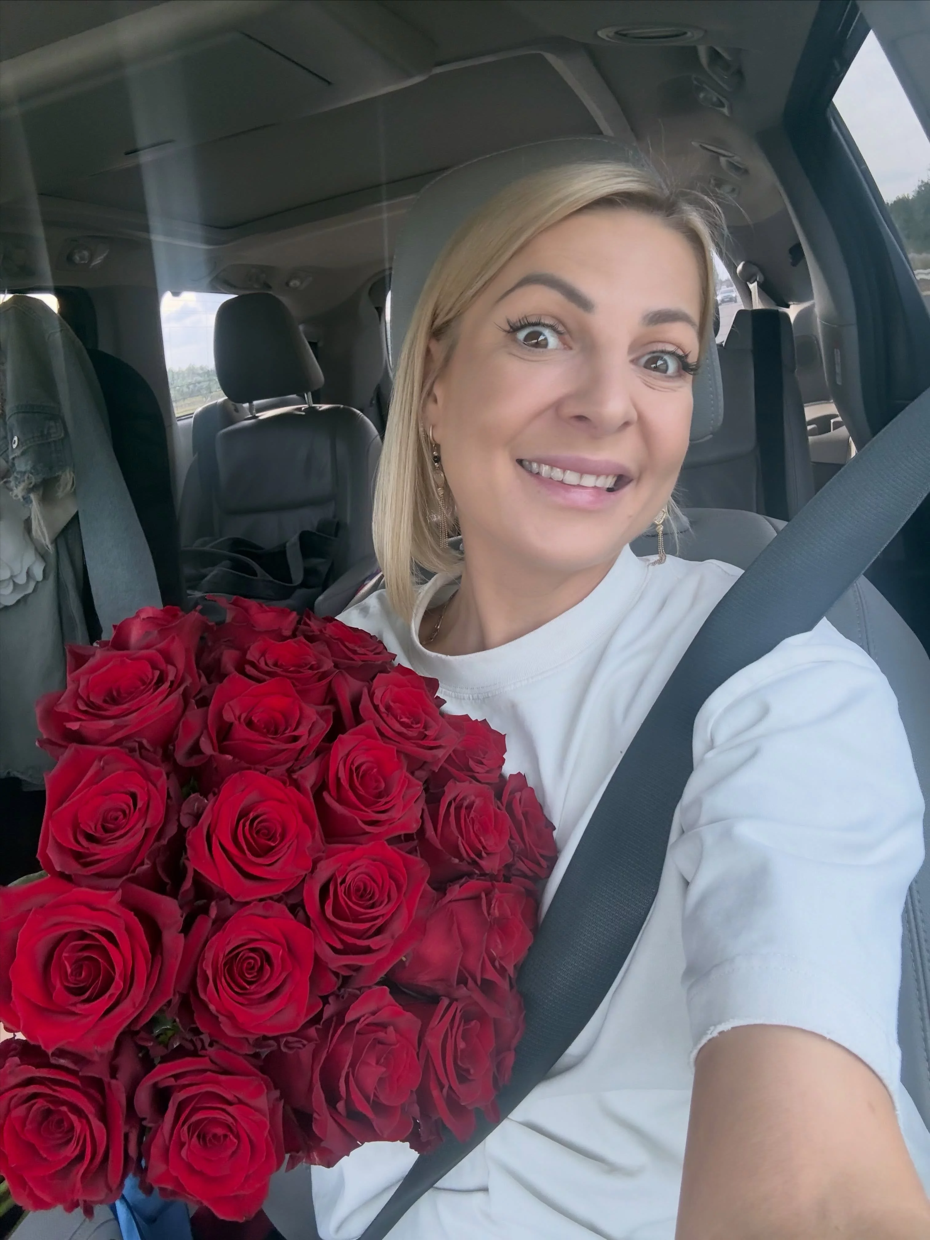 Magda Narożna pokazała, co dostała od fanów. Bukiet róż zasłonił pół auta!