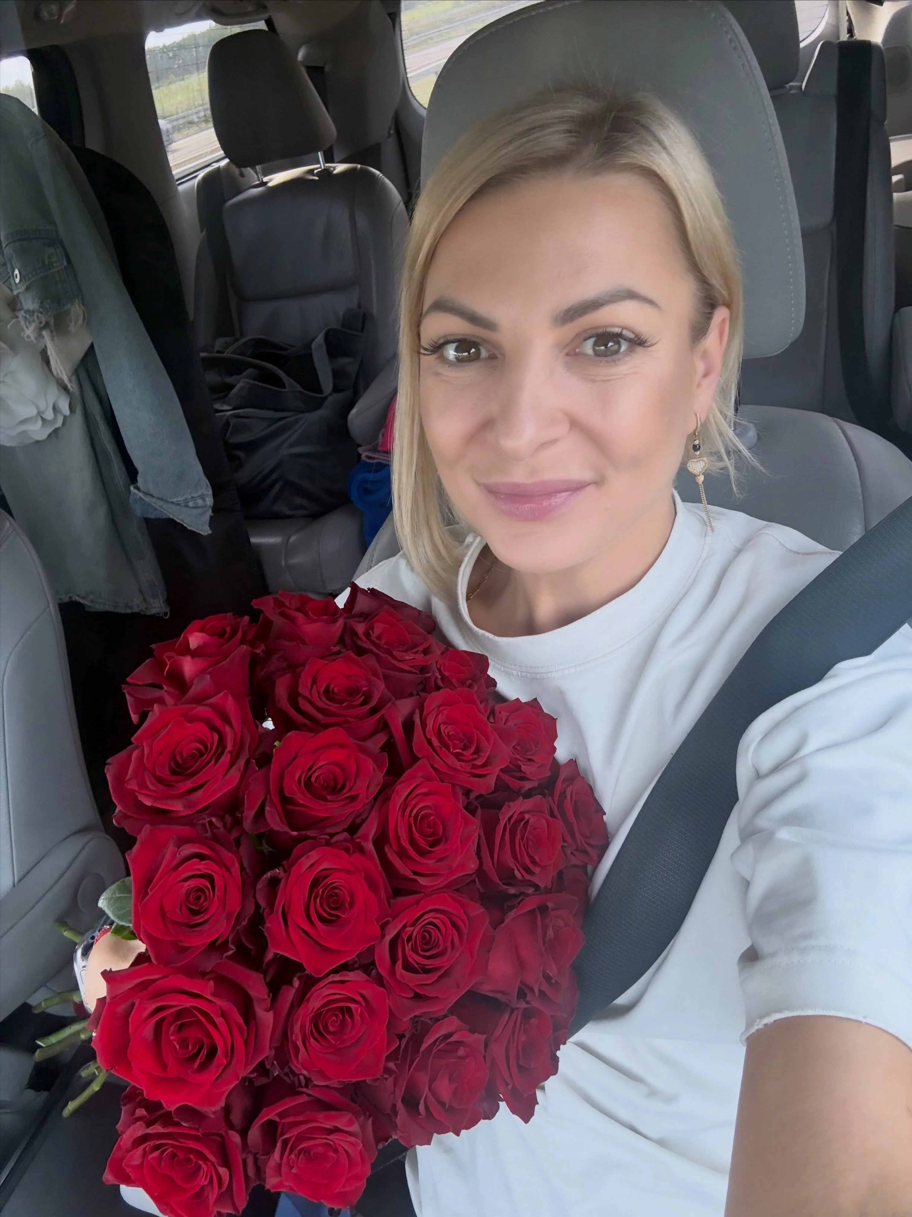 Magda Narożna pokazała, co dostała od fanów. Bukiet róż zasłonił pół auta!