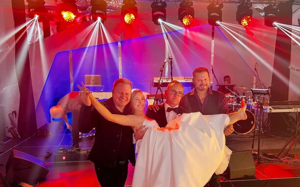 Classic na weselu! Szalone zdjęcie młodej pary i gwiazd disco polo stało się hitem w internecie!